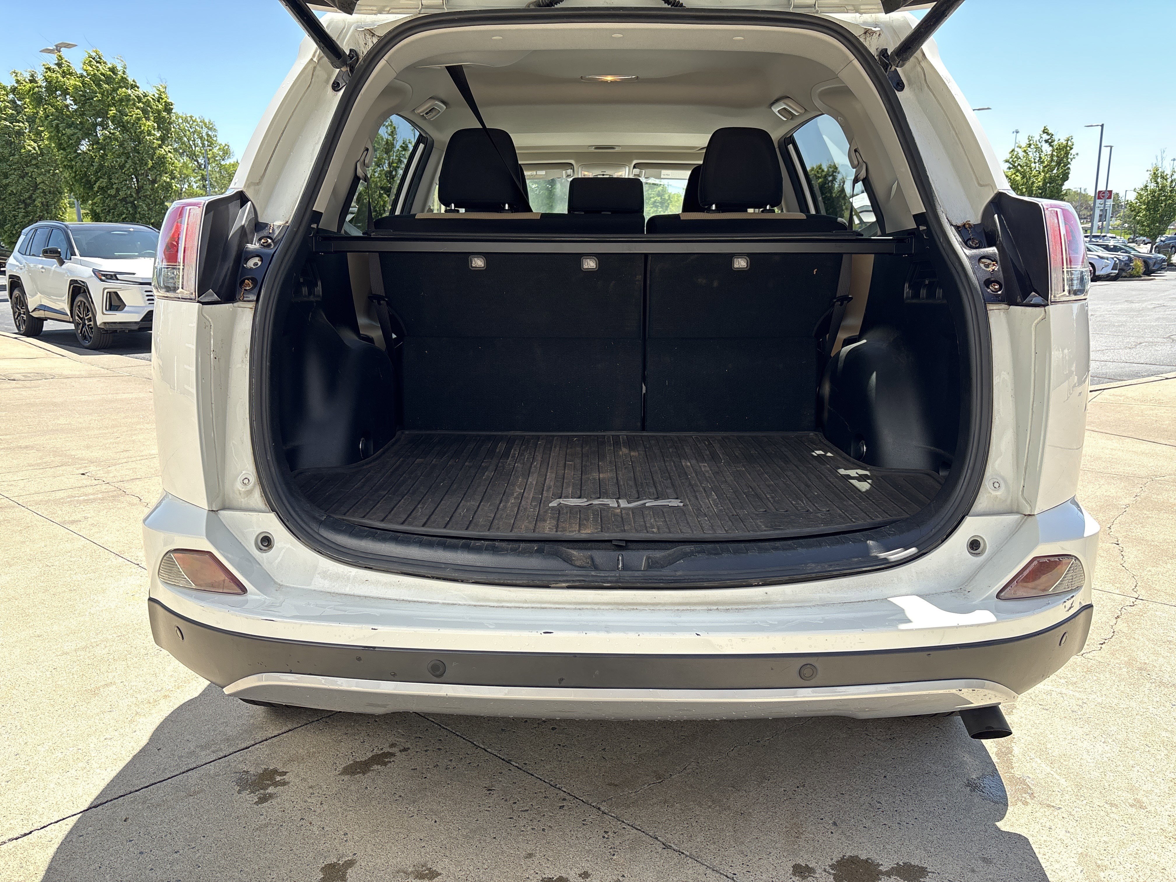 Used 2017 Toyota RAV4 XLE AWD/4WD image 31
