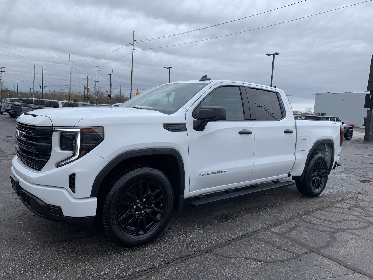 Used 2023 GMC Sierra 1500 Pro w/ Graphite Edition AWD/4WD image 3
