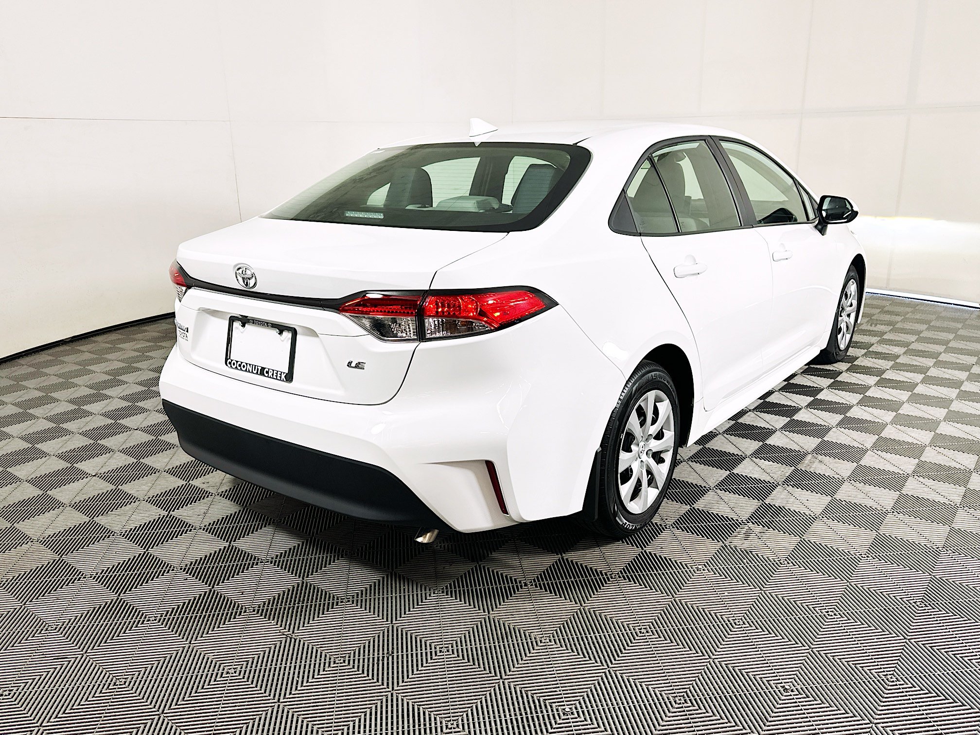 Used 2025 Toyota Corolla LE FWD image 3