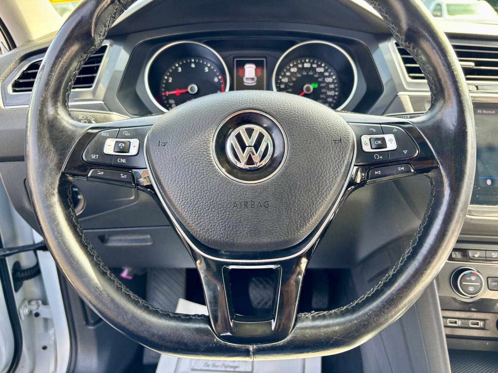 Used 2018 Volkswagen Tiguan SEL AWD/4WD image 34