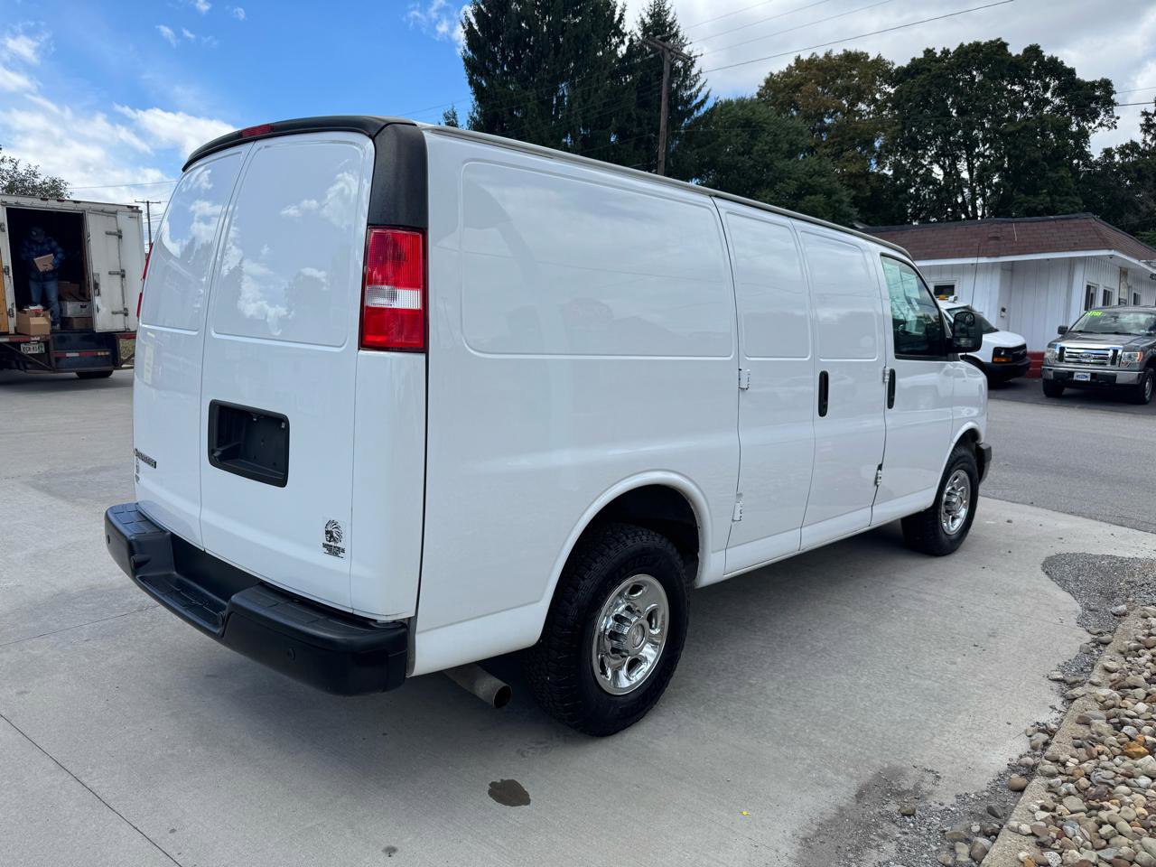 Used 2019 Chevrolet Express 2500 RWD image 9
