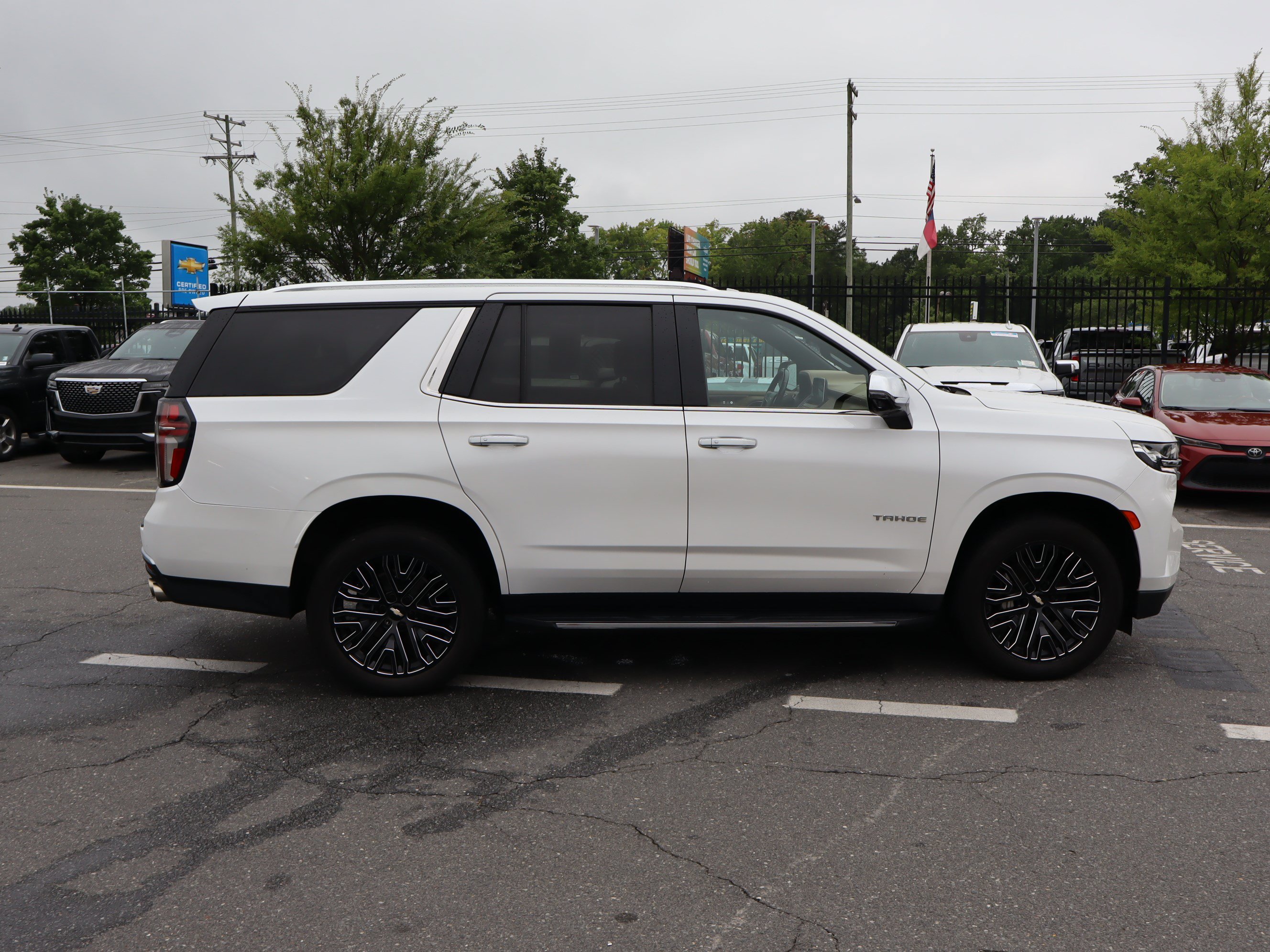 Used 2021 Chevrolet Tahoe Premier w/ Premium Package RWD image 11