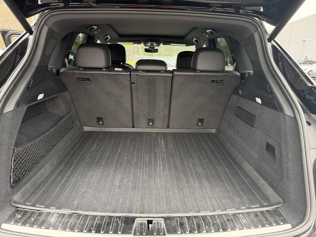 Used 2023 Porsche Cayenne Platinum Edition image 3