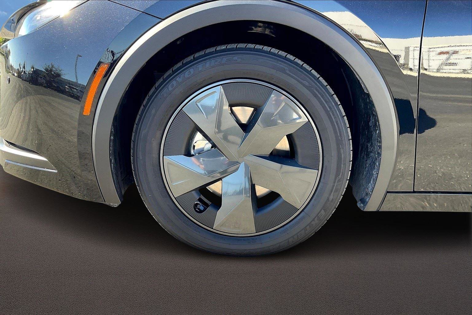 Certified 2025 Toyota Prius Plug-In Hybrid image 9