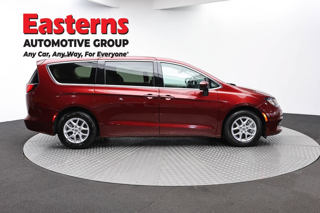 Used 2023 Chrysler Voyager LX FWD image 4
