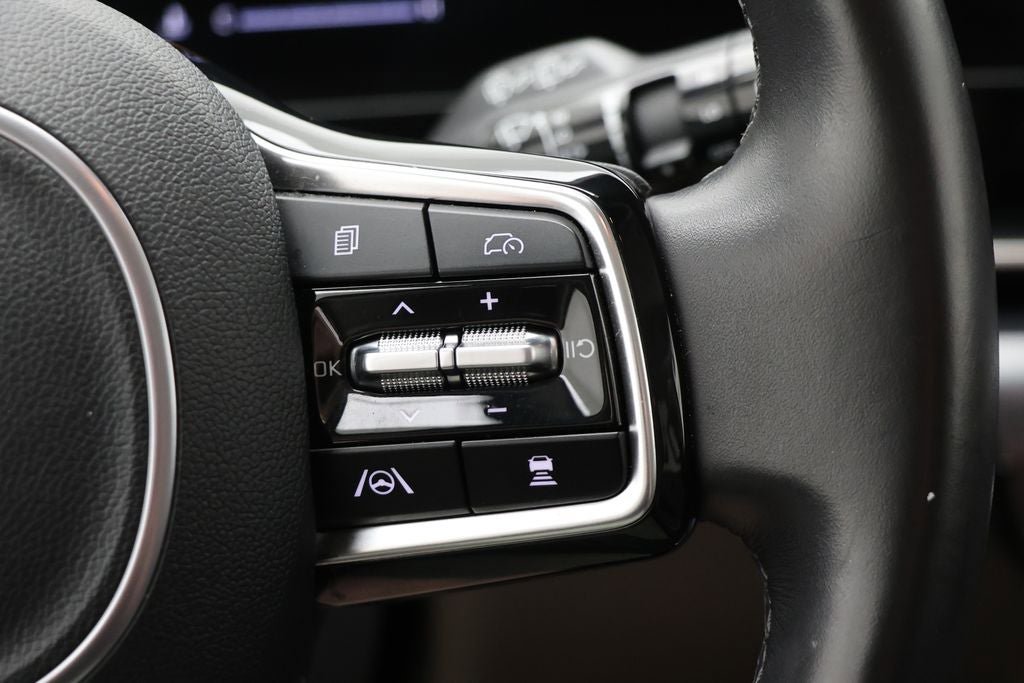 Used 2025 Kia Carnival FWD image 19