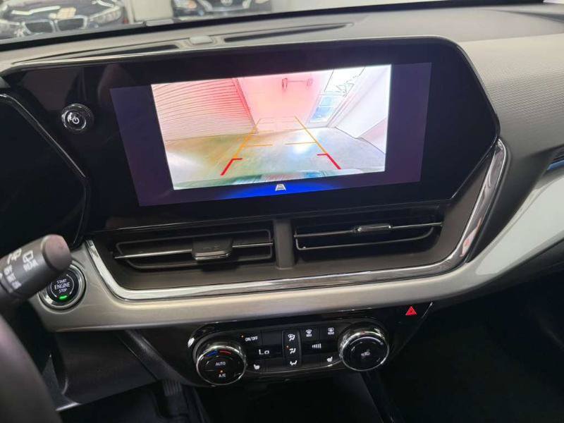 Used 2025 Chevrolet Trax LT w/ LT Convenience Package FWD image 17