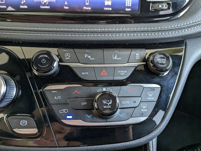 Used 2025 Chrysler Pacifica Limited FWD image 14