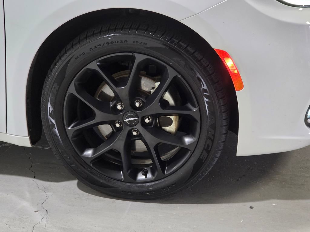 Certified 2025 Chrysler Pacifica Limited image 15