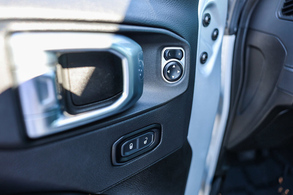 Used 2024 Jeep Wrangler Unlimited Sahara AWD/4WD image 11