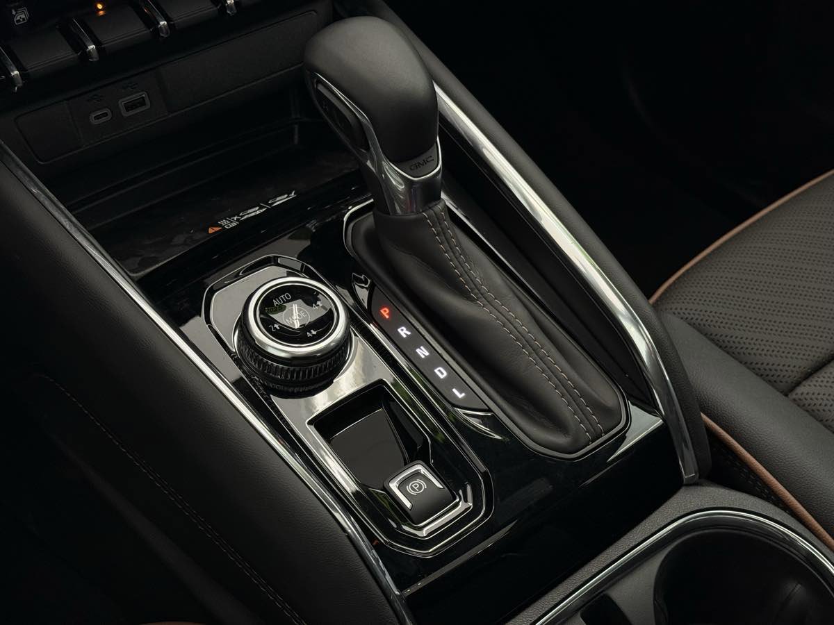 Used 2025 GMC Canyon AT4 w/ Technology Plus Package image 30