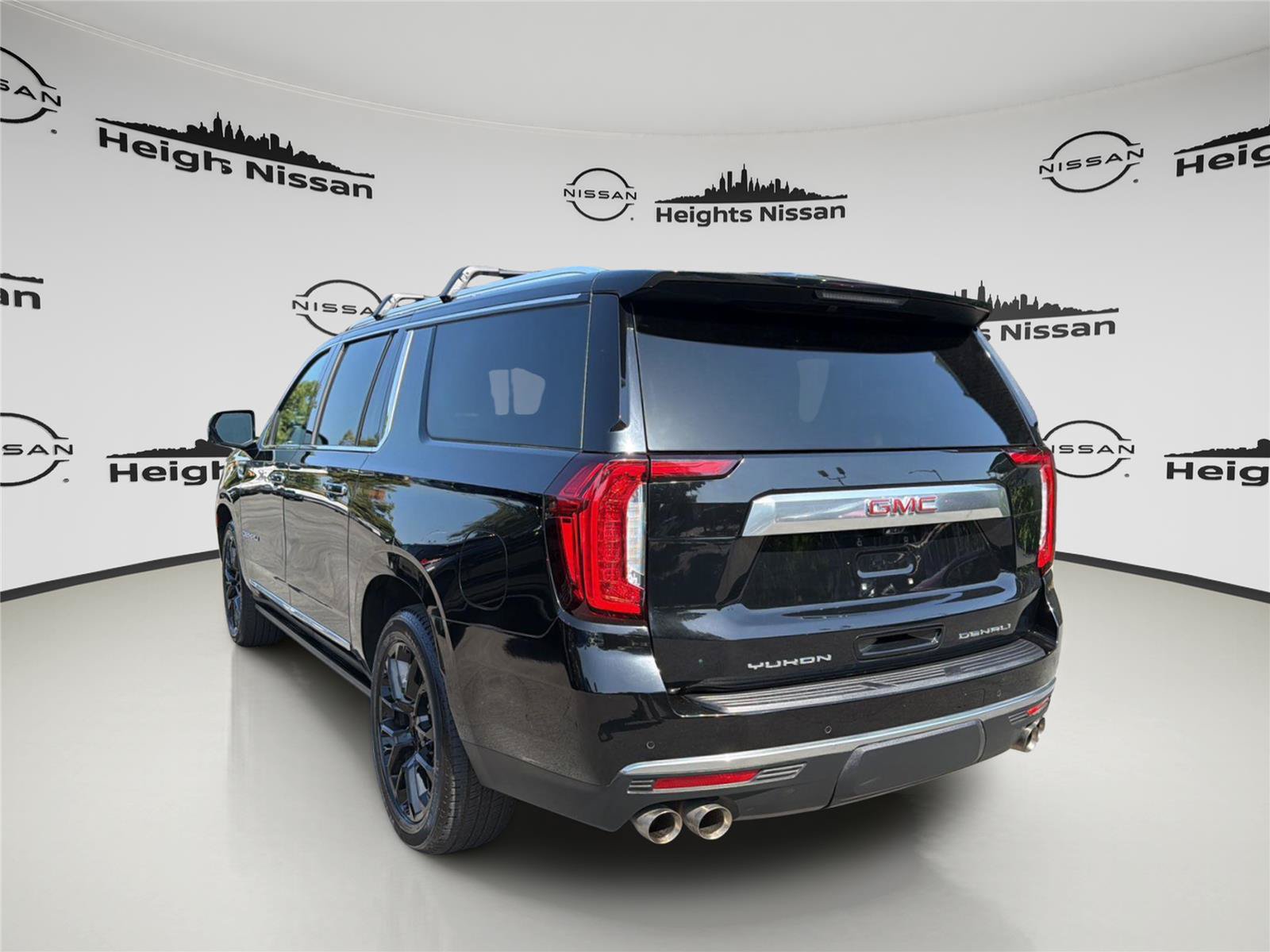 Used 2023 GMC Yukon XL Denali w/ Denali Reserve Package AWD/4WD image 3