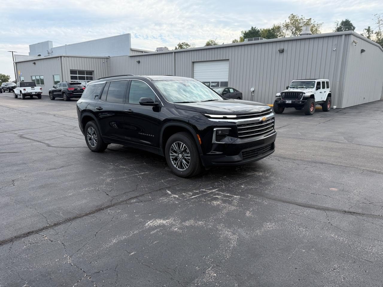 Used 2025 Chevrolet Traverse LT FWD image 3