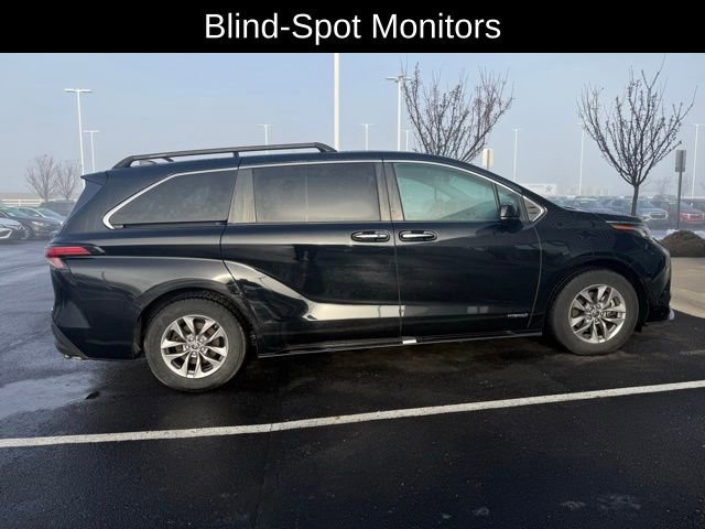 Used 2021 Toyota Sienna XLE image 2