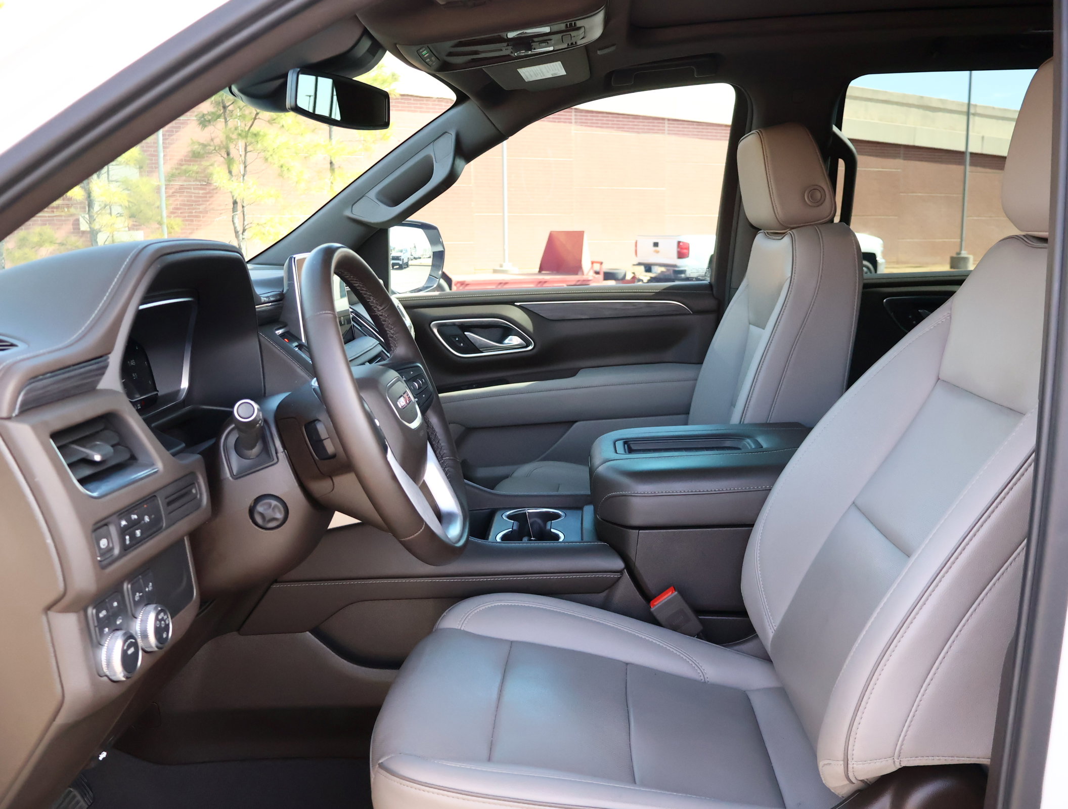 Used 2023 GMC Yukon SLT w/ SLT Premium Package image 10