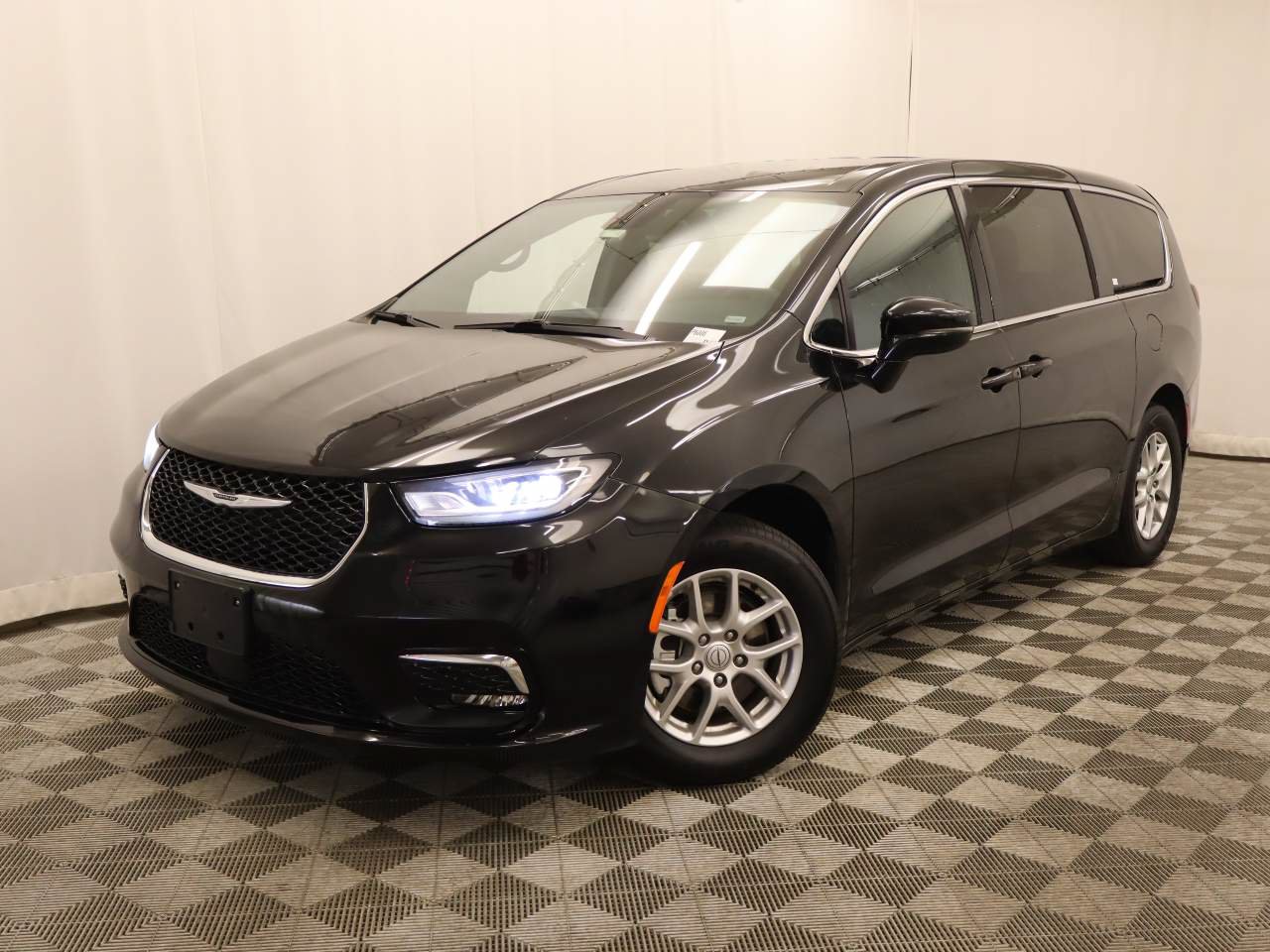 Used 2025 Chrysler Pacifica Select