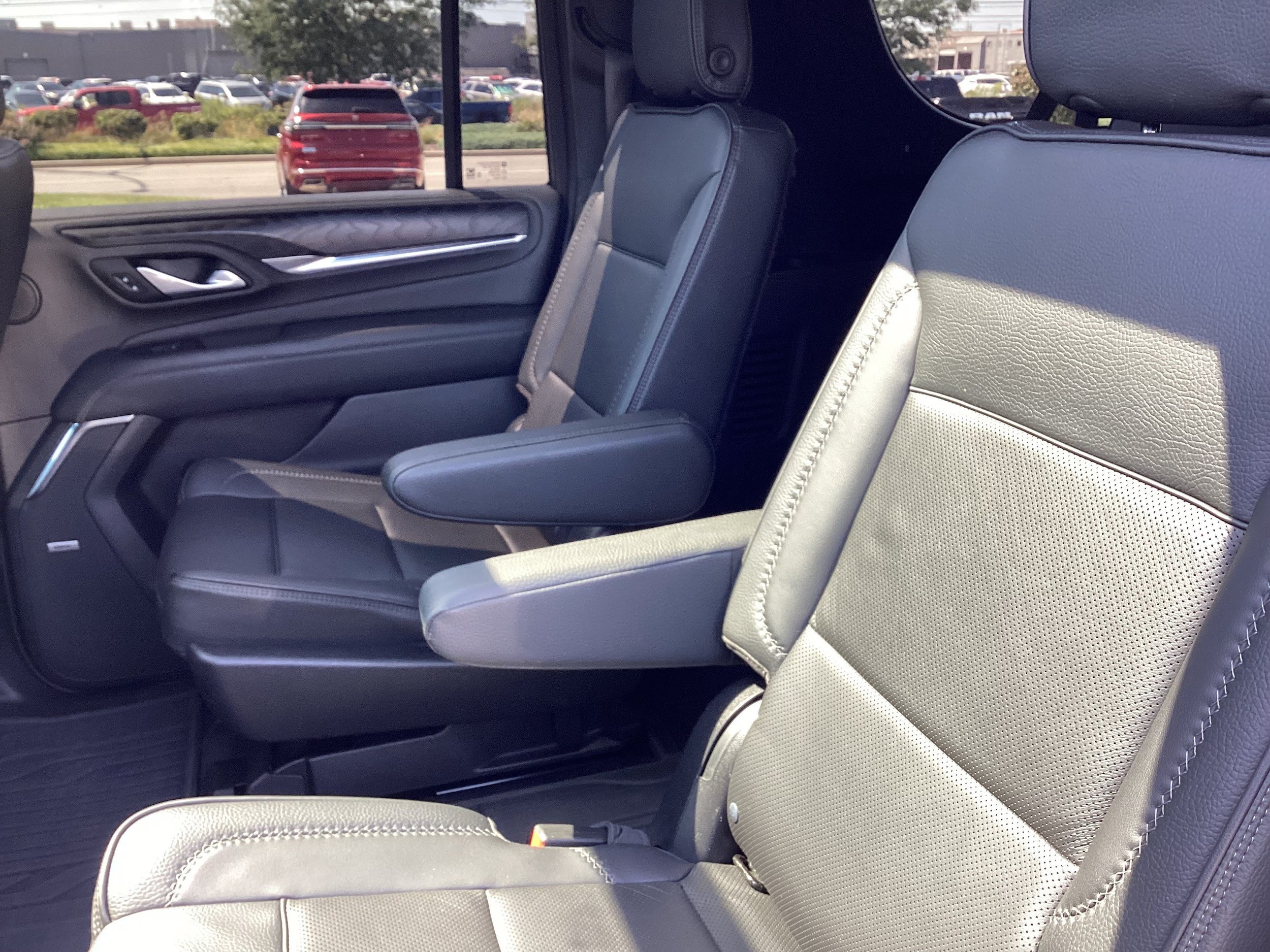 Used 2022 GMC Yukon XL Denali w/ Denali Premium Package AWD/4WD image 13