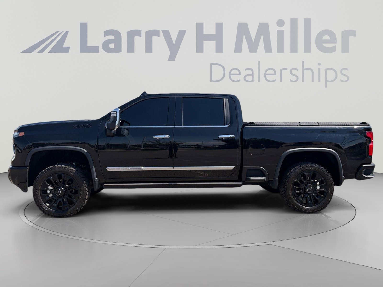 Used 2025 Chevrolet Silverado 2500 High Country w/ High Country Premium Package AWD/4WD image 3
