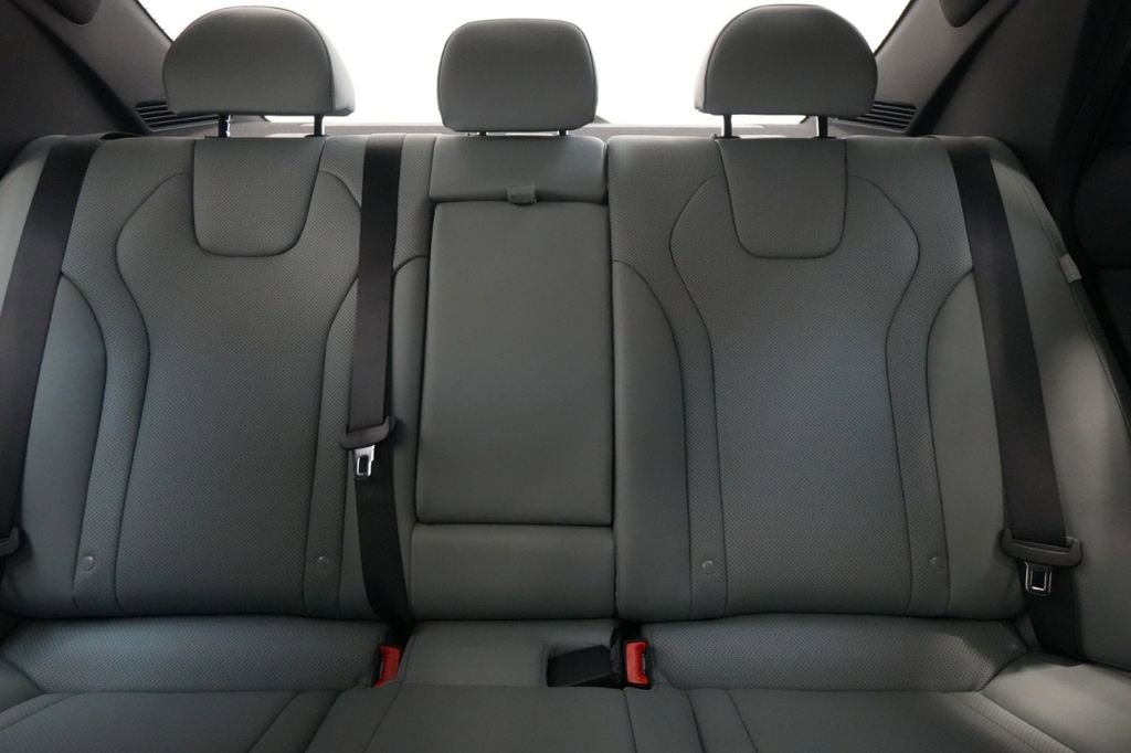 New 2025 Hyundai Elantra Limited image 30