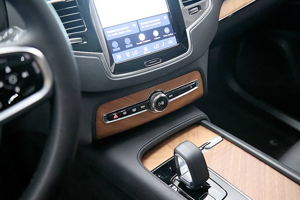 Certified 2024 Volvo XC90 T8 Plus AWD/4WD image 16