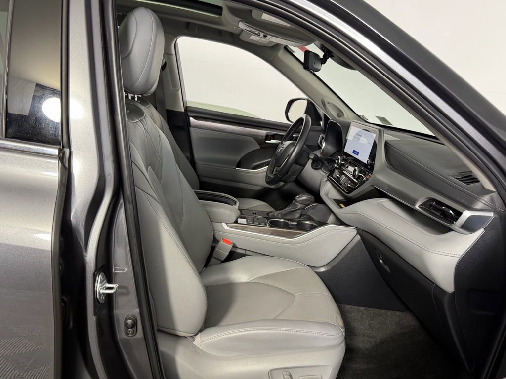 Used 2024 Toyota Highlander Platinum image 31