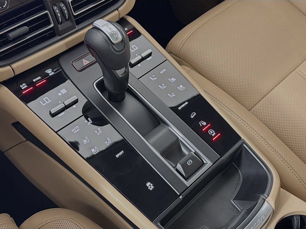 Certified 2023 Porsche Macan AWD/4WD image 20