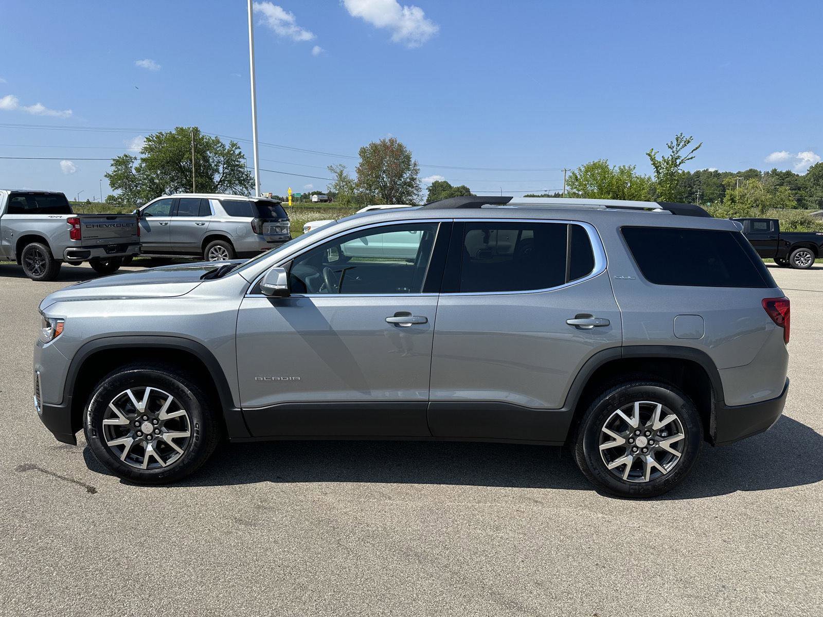 Used 2023 GMC Acadia SLE w/ Driver Convenience Package image 2