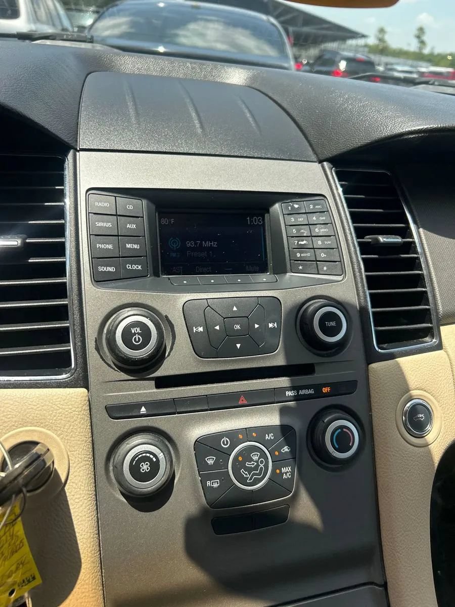 Used 2014 Ford Taurus SE FWD image 22