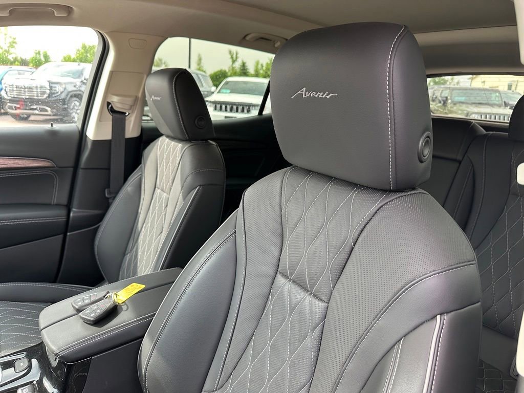 Used 2023 Buick Envision Avenir AWD/4WD image 3