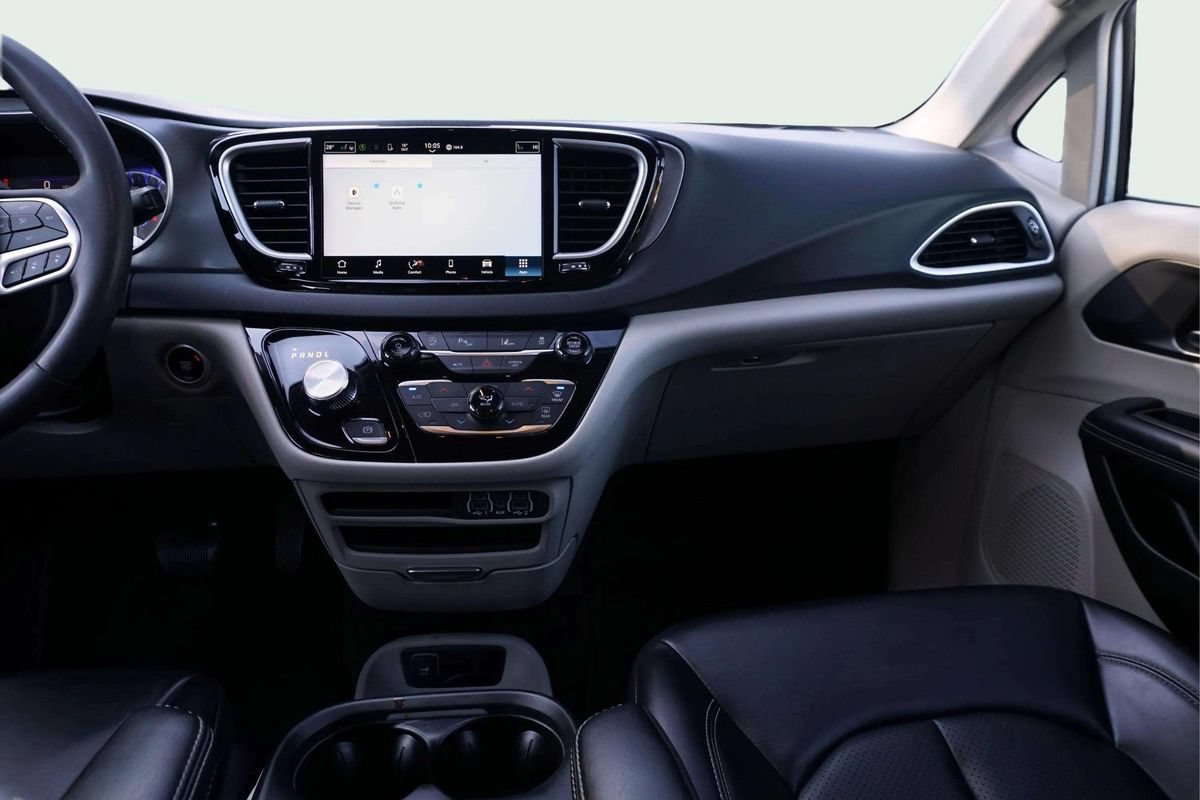 Used 2023 Chrysler Pacifica Touring-L FWD image 25