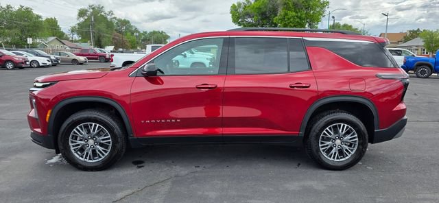 Used 2025 Chevrolet Traverse LT FWD image 2