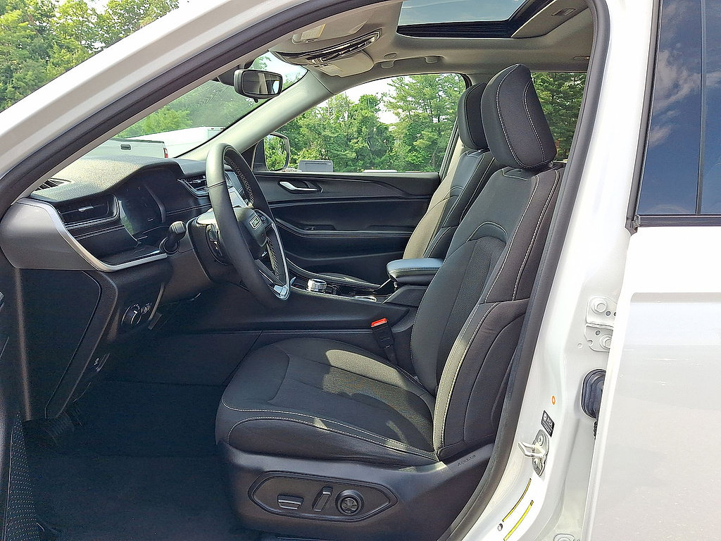 Used 2023 Jeep Grand Cherokee Laredo w/ Luxury Tech Group I AWD/4WD image 17
