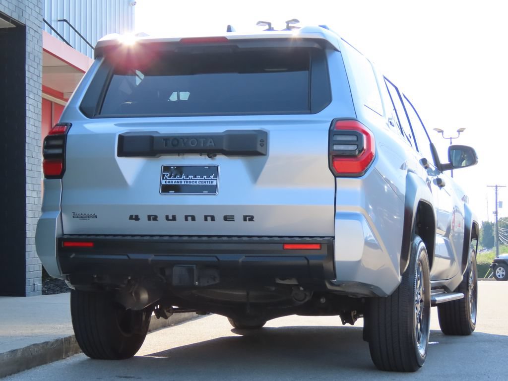 Used 2025 Toyota 4Runner SR5 AWD/4WD image 5