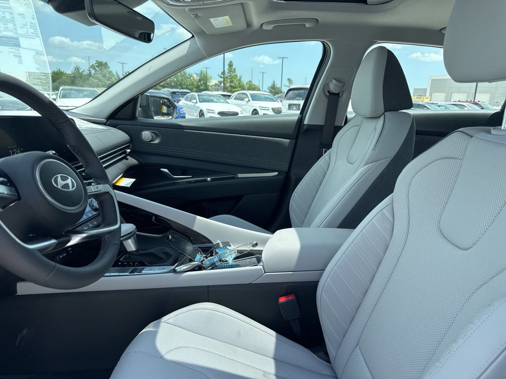 New 2025 Hyundai Elantra Limited image 18