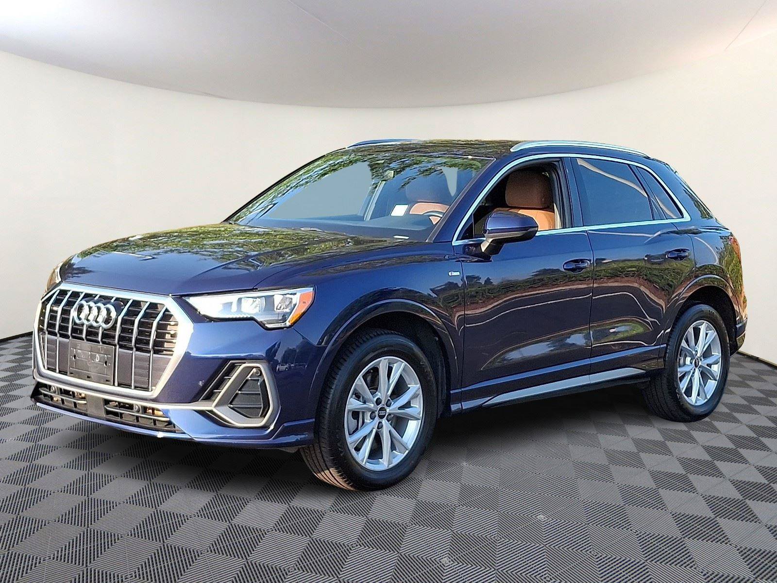 Used 2021 Audi Q3 2.0T Premium w/ Convenience Package AWD/4WD image 3