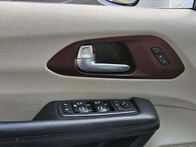 Used 2019 Chrysler Pacifica Limited w/ Tire & Wheel Group image 9