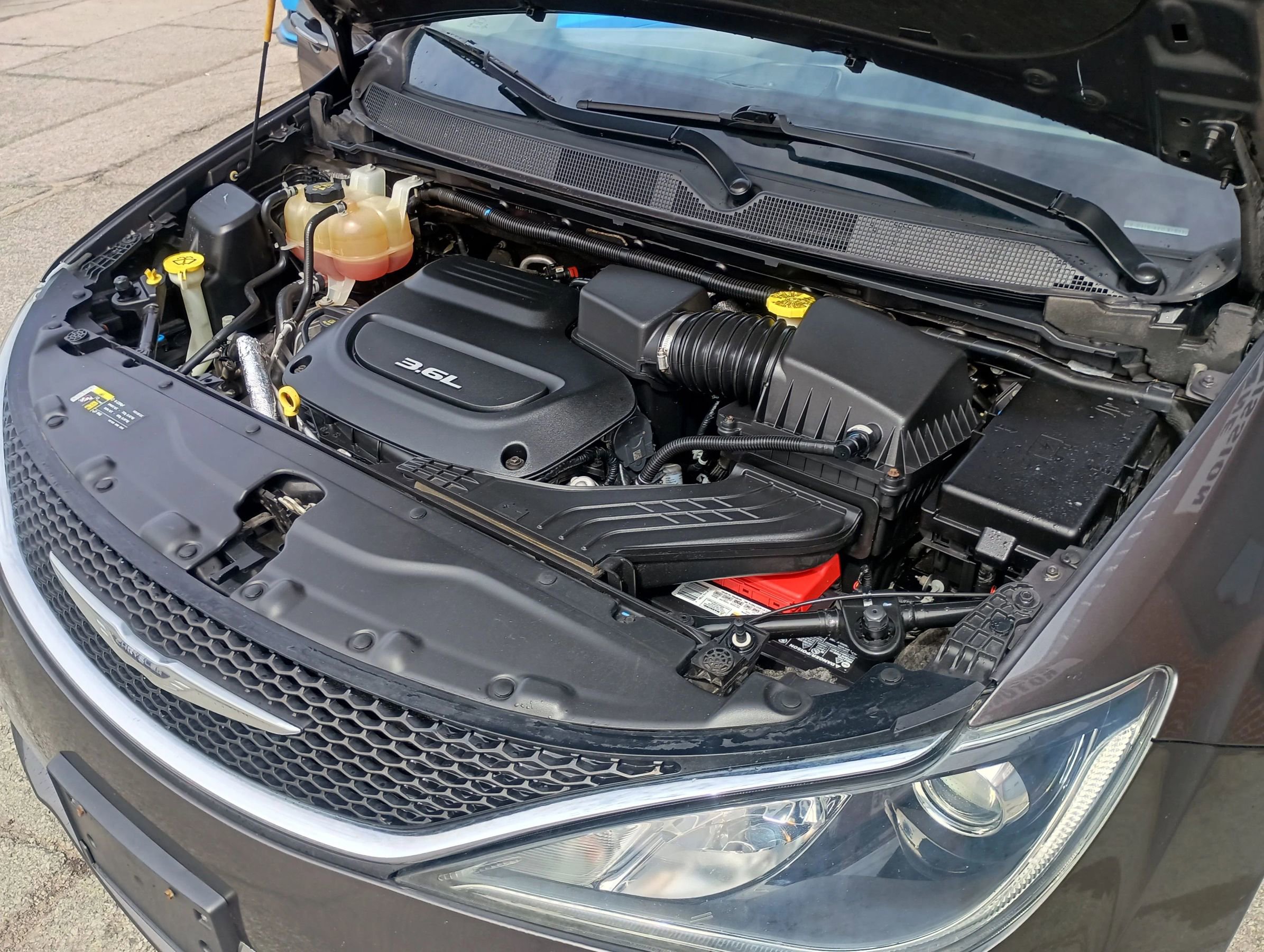 Used 2017 Chrysler Pacifica Touring-L Plus w/ Tire & Wheel Group image 9