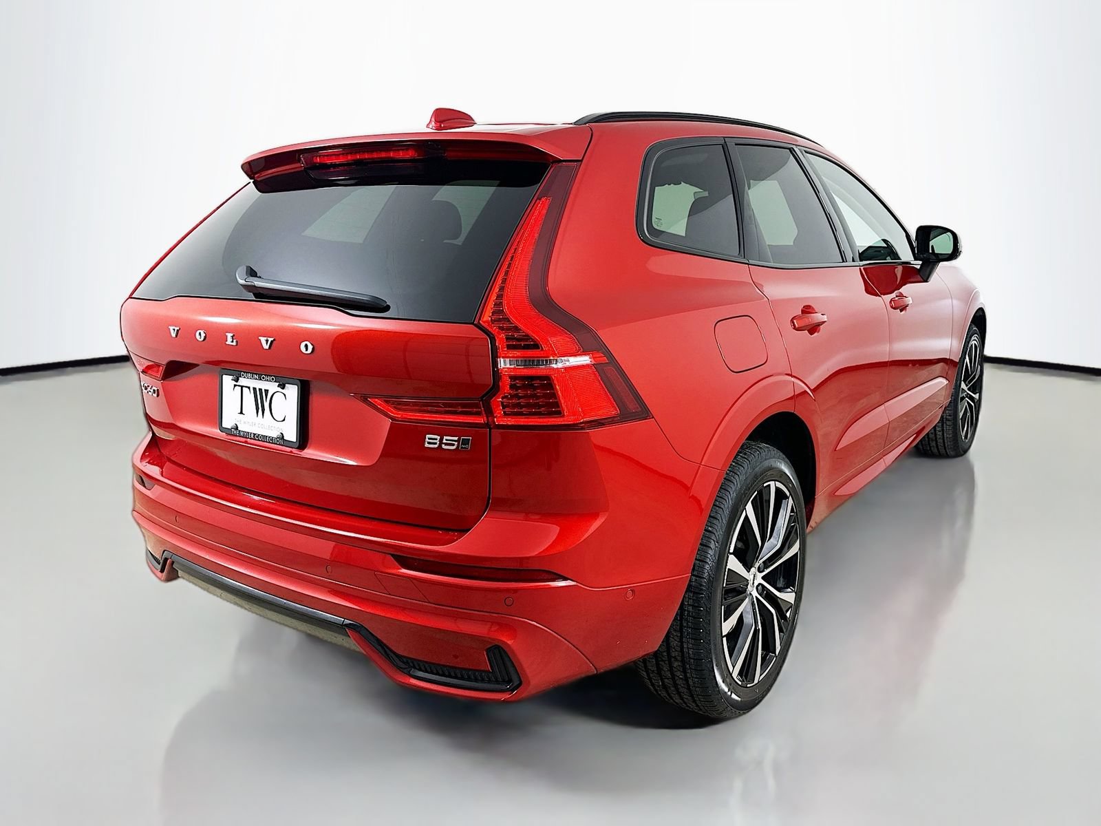 Used 2023 Volvo XC60 B5 Plus w/ Climate Package AWD/4WD image 5