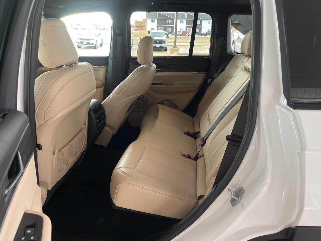 Used 2024 Jeep Grand Cherokee Limited w/ Luxury Tech Group II image 13