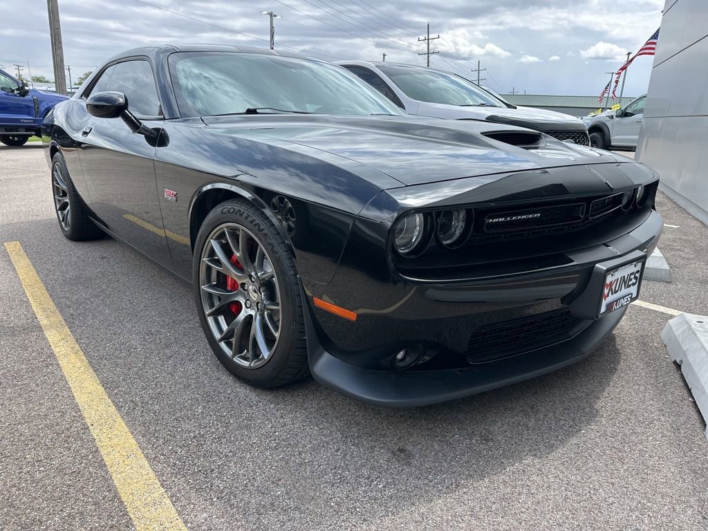 Used 2016 Dodge Challenger SRT w/ Technology Group RWD image 4