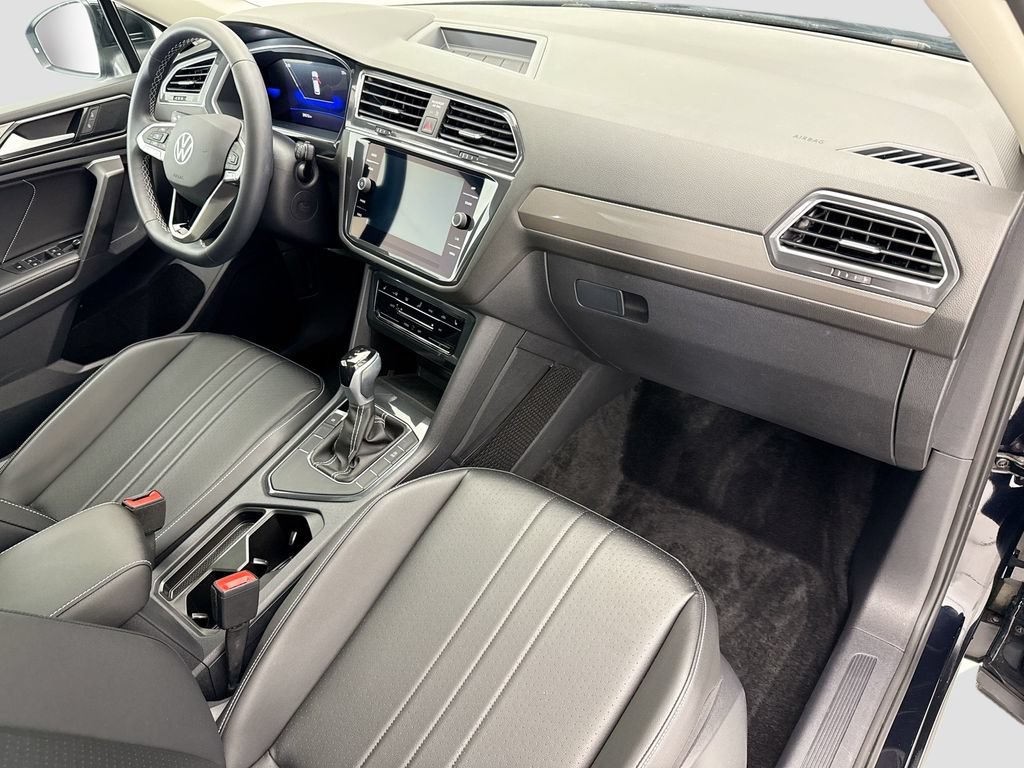 Used 2023 Volkswagen Tiguan SE w/ Panoramic Sunroof Package FWD image 15