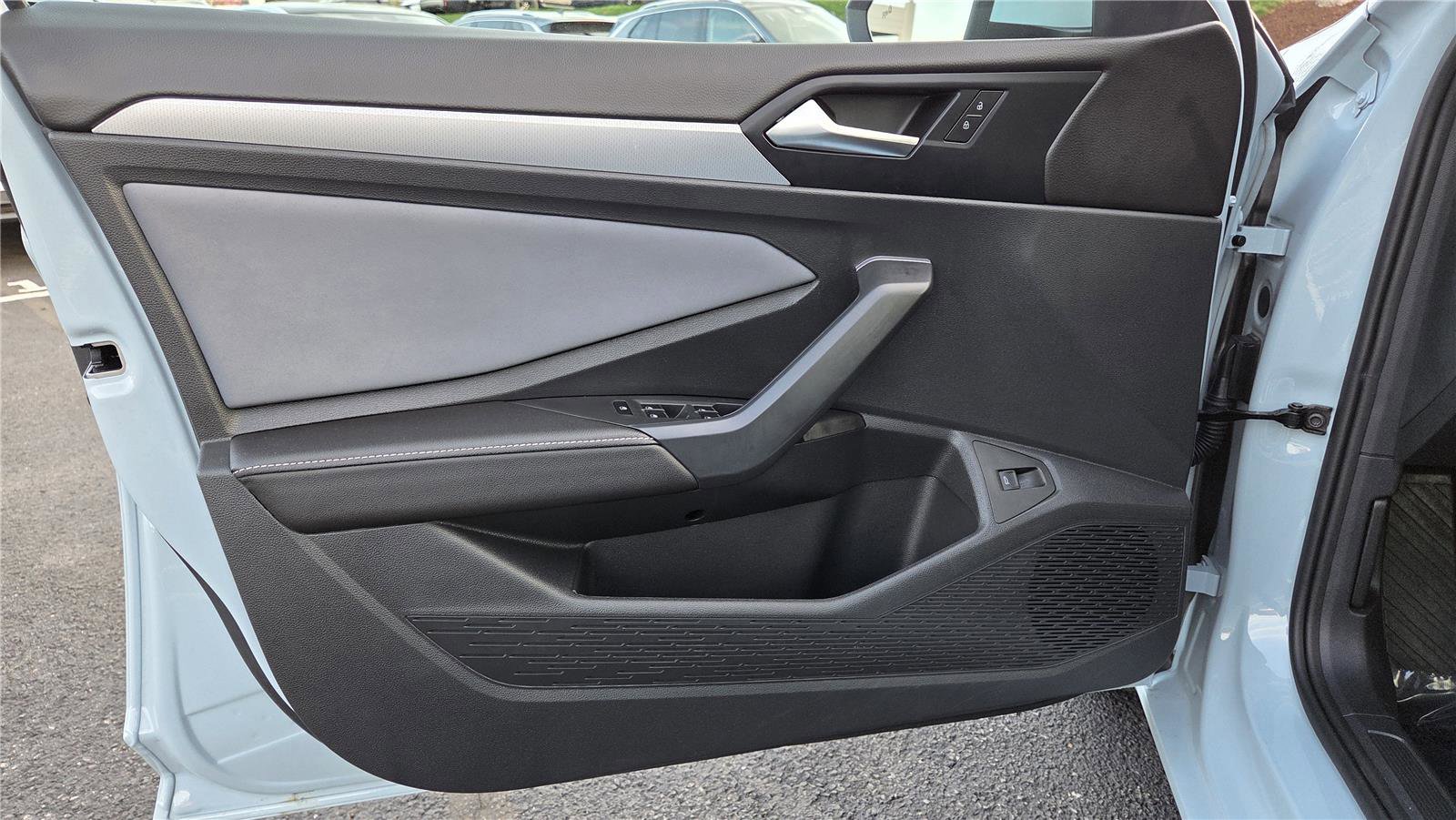 Used 2025 Volkswagen Jetta SE w/ Sunroof Package image 13