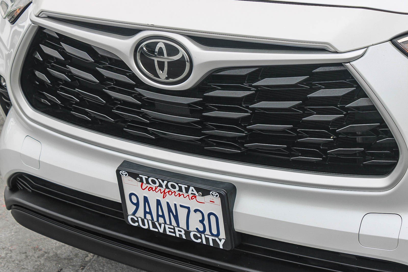Used 2022 Toyota Highlander LE FWD image 6