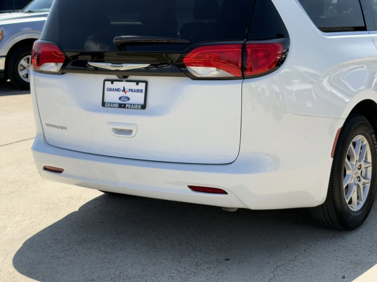 Used 2024 Chrysler Voyager LX image 8