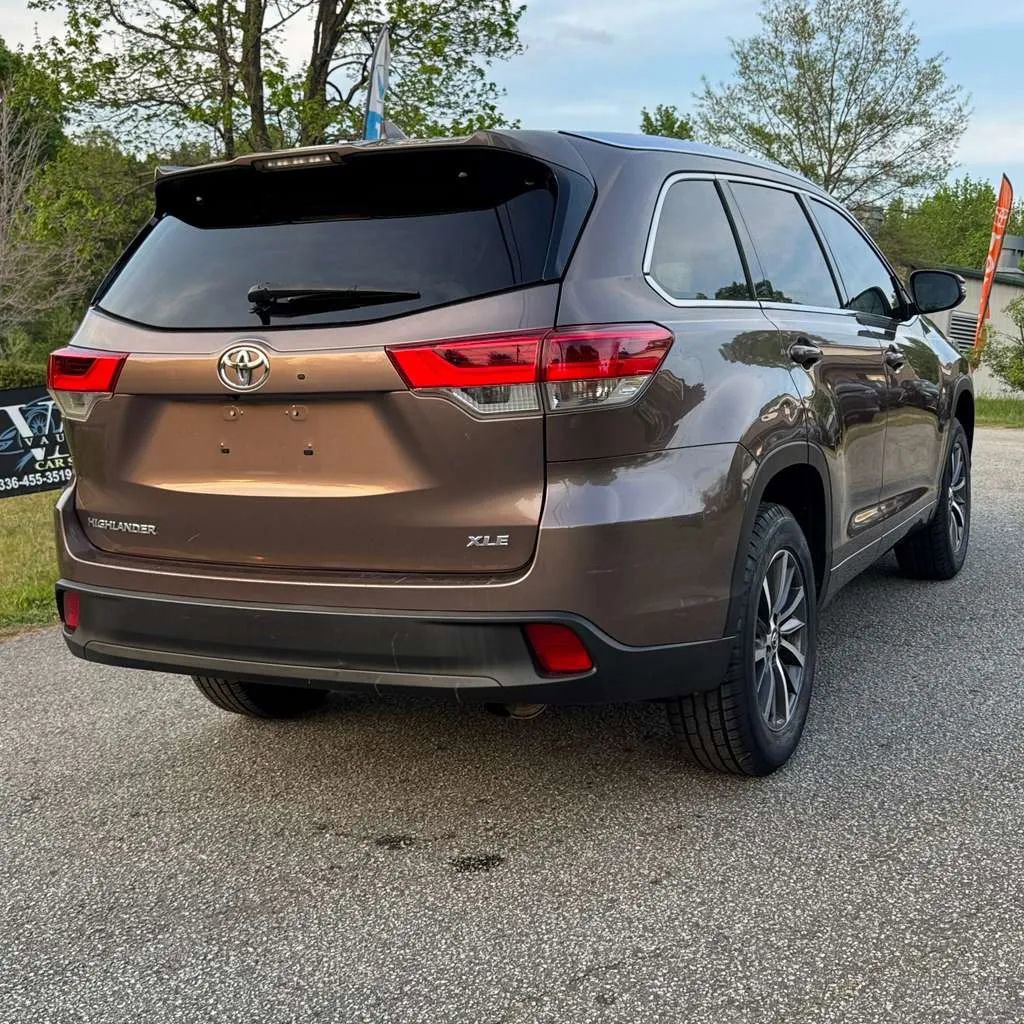 Used 2017 Toyota Highlander XLE FWD image 4