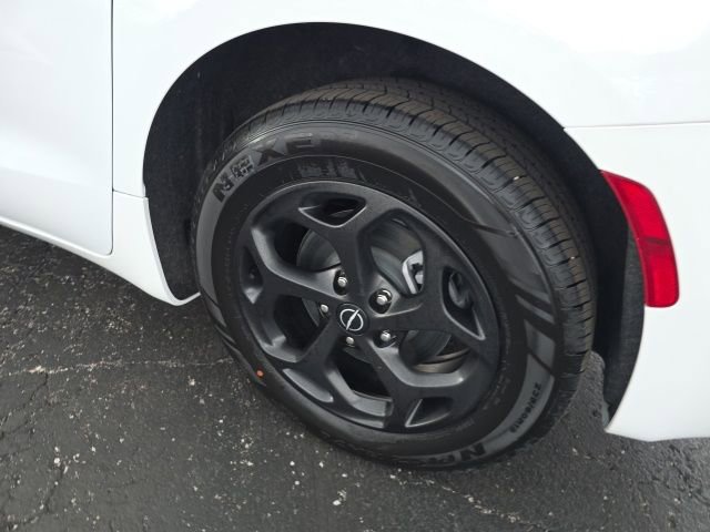 Used 2026 Chrysler Pacifica Premium image 57