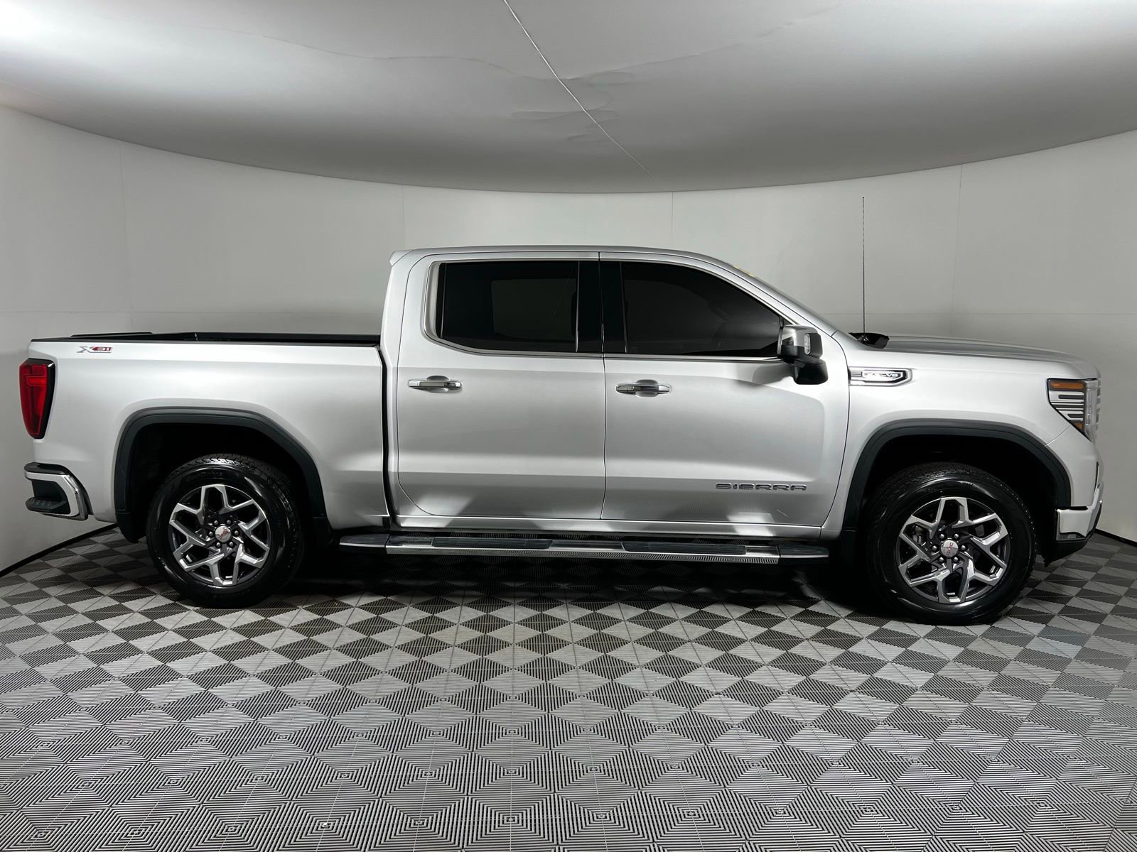 Used 2022 GMC Sierra 1500 SLT w/ SLT Premium Plus Package image 4