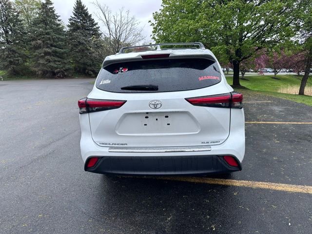 Used 2022 Toyota Highlander XLE AWD/4WD image 4
