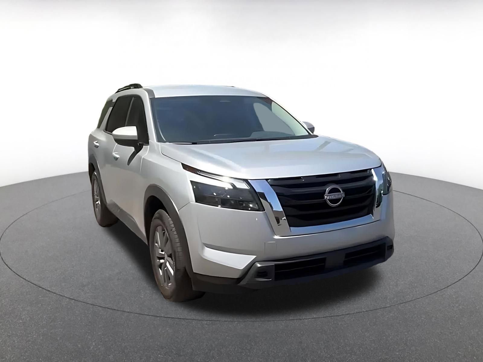 Used 2025 Nissan Pathfinder SV FWD image 3