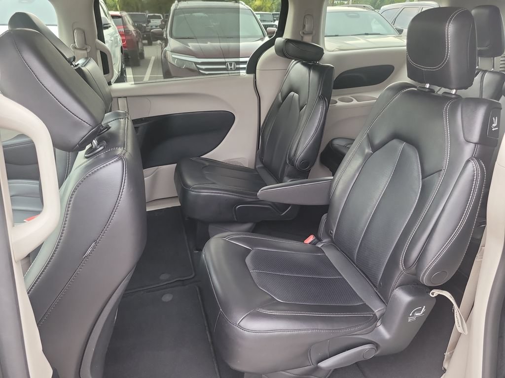 Certified 2023 Chrysler Pacifica Touring-L FWD image 13
